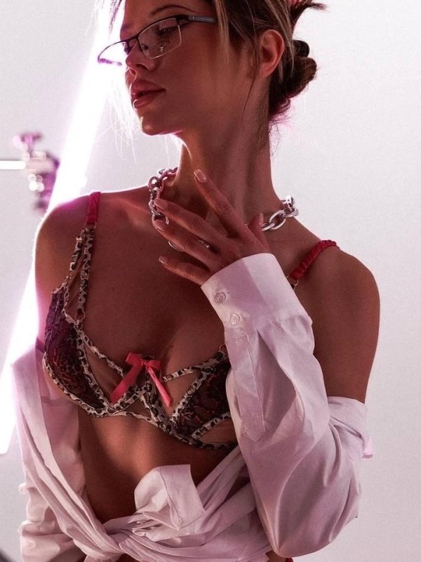 Мила привлекательная девушка из Барабаш цена от 6000 руб